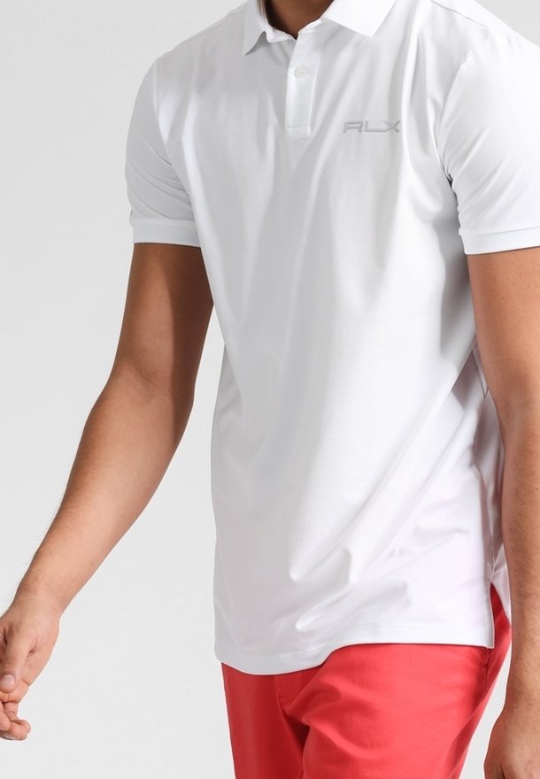 Bílé polo tričko s krátkým rukávem a knoflíkovým límcem, s jemným šedým logem "RLX" na hrudi. Hladká tkanina, vybavený střih.