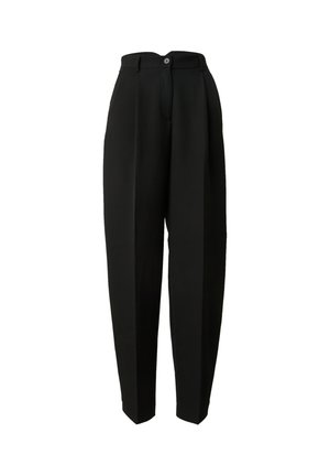 Zwarte hoge taille broek met een taps toelopende pasvorm, gemaakt van gladde stof, met een voorknopsluiting en scherpe plooien.