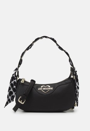 Zwarte Moschino handtas met hartlogo, verstelbare band en zwart-witte sjaal met hartjespatroon, gestrikt rond het handvat.