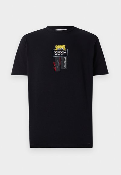 Sort bomulds T-shirt med et flerfarvet SpongeBob-grafik og tekstplakater, der læser "SBSP" og "ICEBERG," med røde accenter. Korte ærmer.
