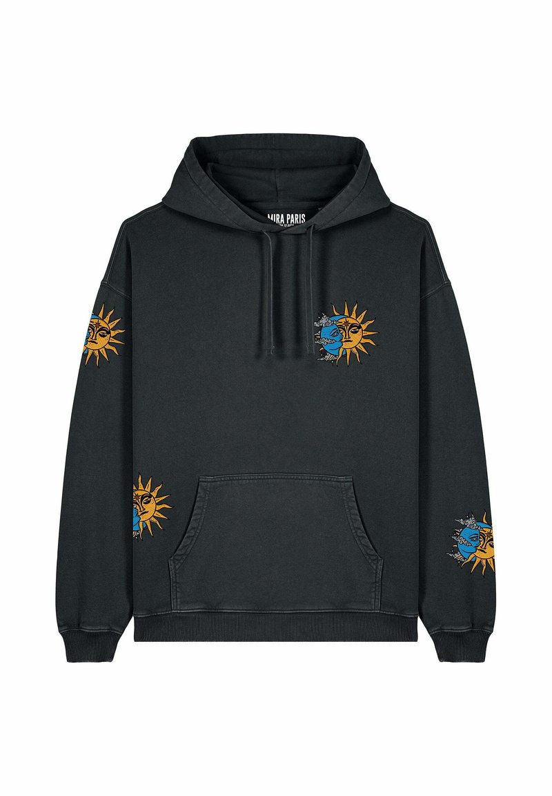 Felpa nera con tasca frontale a marsupio e cappuccio con coulisse. Presenta disegni colorati di sole e luna in giallo e blu sulle maniche.