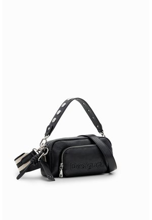 Sort læder crossbody-taske med lynlåslomme foran, prægede "Desigual"-logo, aftagelig sort rem med sølvnitter og skulderrem i stribet stof.