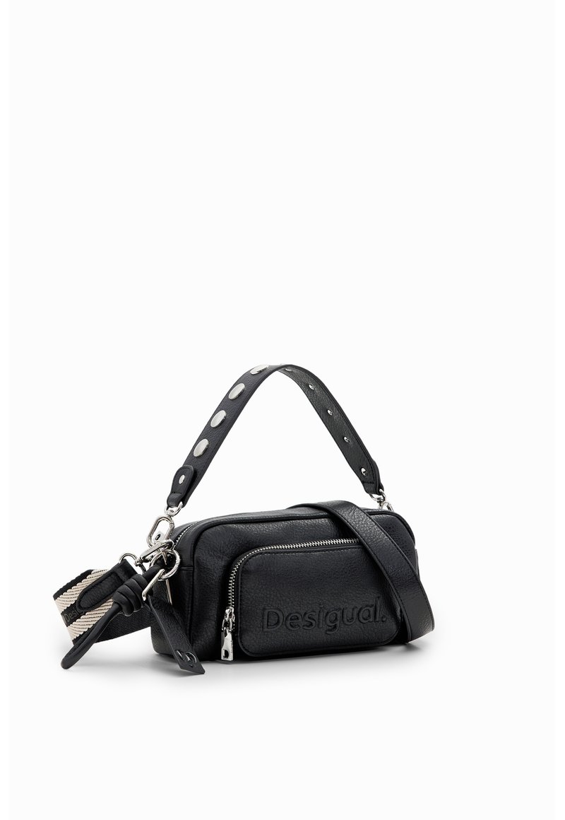 Sac bandoulière en cuir noir avec poche avant zippée, logo "Desigual" embossé, sangle noire amovible avec clous argentés, et bandoulière en tissu rayé.