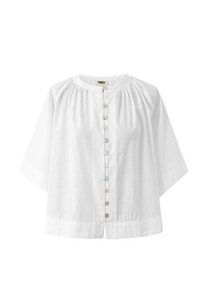 Witte blouse met korte mouwen en een ronde hals, voorzien van een knoopsluiting aan de voorkant en subtiele textuur in de stof. Knoopjes in verschillende kleuren.