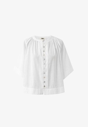 Witte blouse met korte mouwen en een ronde hals, voorzien van een knoopsluiting aan de voorkant en subtiele textuur in de stof. Knoopjes in verschillende kleuren.