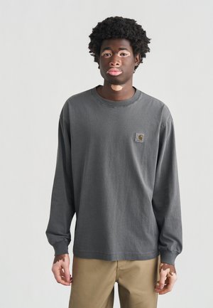 Szara bawełniana koszulka z długim rękawem, z okrągłym dekoltem i małą naszywką z logo na lewej piersi. Gładka faktura i luźny krój.