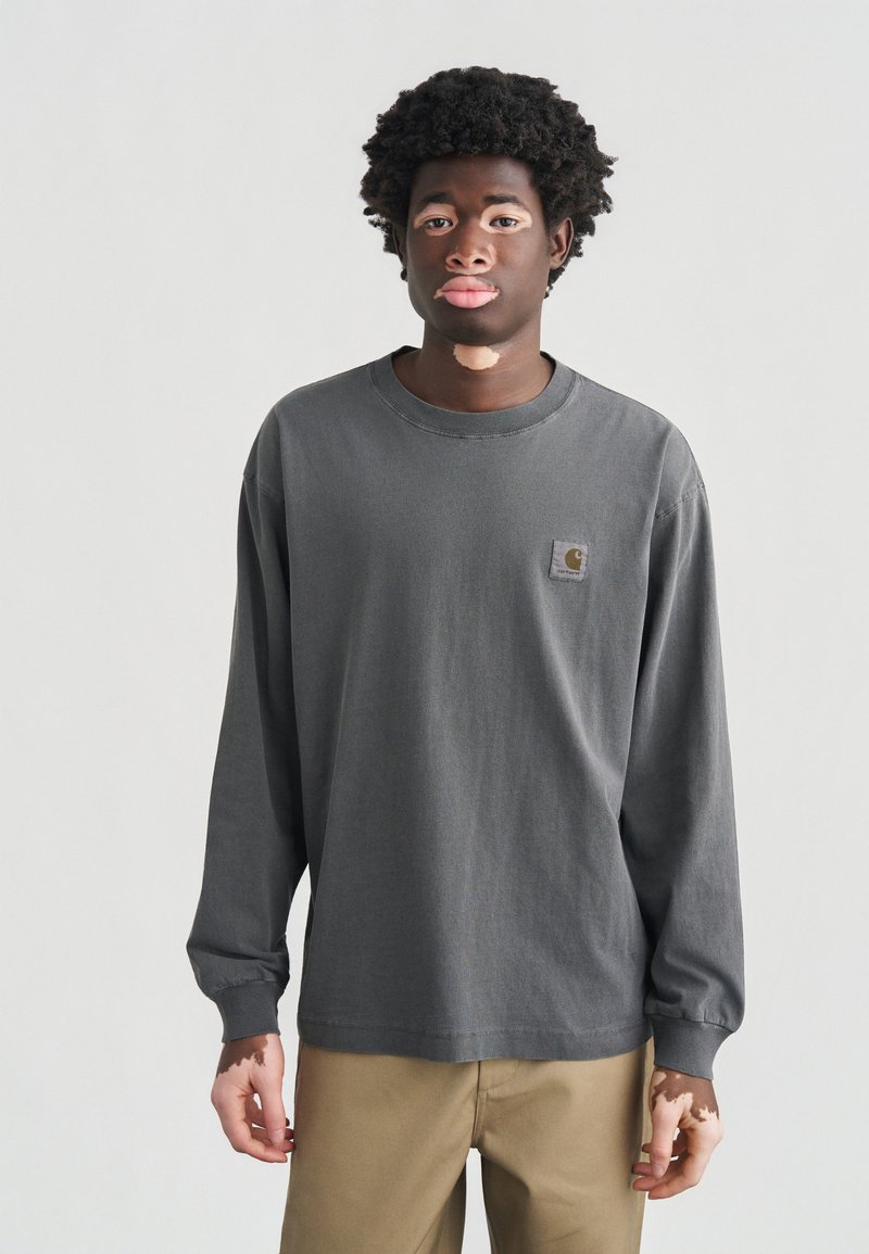 Γκρι βαμβακερό μπλουζάκι μακρυμάνικο με στρογγυλή λαιμόκοψη και μικρό λογότυπο στο αριστερό στήθος. Λείο ύφασμα με άνετη εφαρμογή.