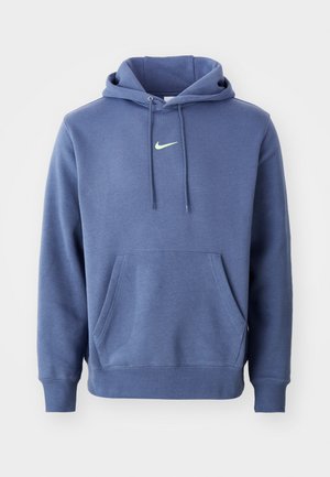 Hoodie bleu en tissu doux, avec une poche avant, un capuchon à cordon de serrage et un petit logo Nike clair sur la poitrine.