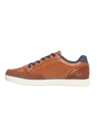 Sneaker in pelle marrone con lacci blu navy, dettagli in suede, texture liscia e suola in gomma bianca, caratterizzato da un design sportivo.