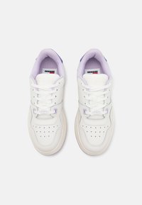 Tommy Jeans RETRO BASKET FLATFORM - Sneakers basse - lavender flower