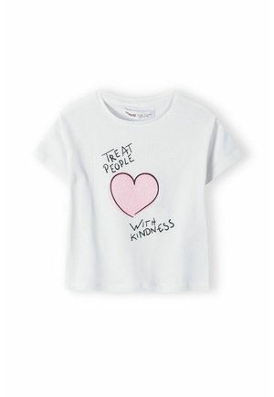 Camiseta blanca de manga corta con cuello redondo que presenta un gráfico de un corazón rosa y el texto "TRATA A LAS PERSONAS CON AMABILIDAD" en negro.