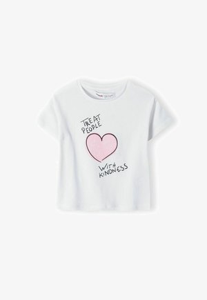 Balta trumpomis rankovėmis marškinėliai su apvaliame kakle, su rožinės spalvos širdies grafika ir juodu tekstu „ELGKIS SU ŽMONĖMIS MALONIAI“.