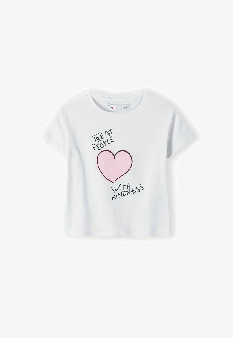 Balts īsām piedurknēm T-krekls ar apaļu izgriezumu, uz kura ir rozā sirds grafika un teksts "IZTURIET CILVĒKUS AR LAIPNĪBU" melnā krāsā.