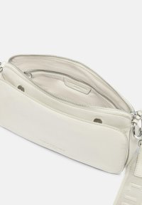 Weiße Leder-Crossbody-Tasche mit Reißverschluss, Innentasche und abnehmbarem Tragegurt mit Logo-Details. Sanfte Textur, minimalistisches Design.