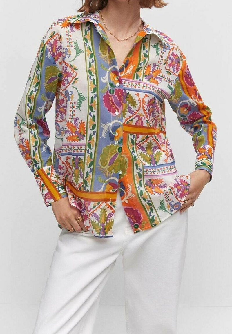 Chemise à boutons multicolore avec des motifs floraux et rayés ; faite d'un tissu à la texture douce ; dotée d'un col et de manches longues.