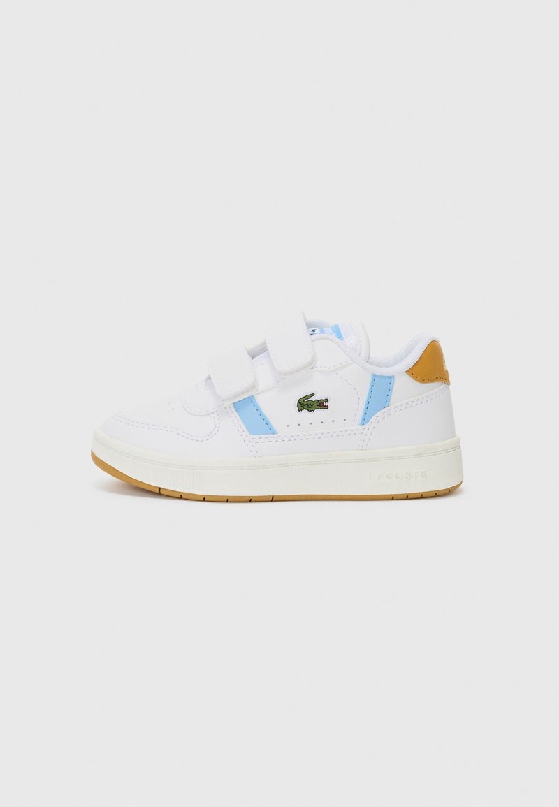 Baskets blanches pour enfants avec des accents bleu clair, languette de talon marron, deux bandes velcro et logo crocodile Lacoste vert sur le côté.
