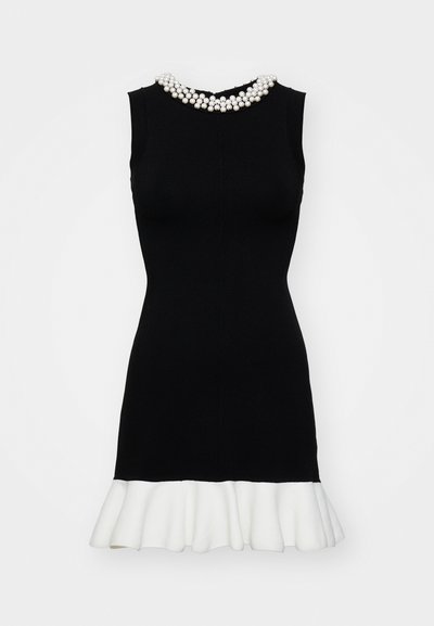 Melnas bezpiedurkņu kleitas, kurai ir perlām rotāts kakla izgriezums un baltas ķemmētas apakšmalas. Gluda tekstūra un pieguļoša dizaina.