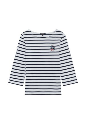 Gestreepte lange mouwen top met marineblauwe en witte horizontale strepen, een bootnek en een geborduurd patch op de linkerkant van de borst.