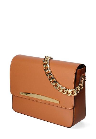 Sac à main en cuir tan avec une forme structurée, arborant une chaîne en or et une barre métallique en accent à l'avant. Texture lisse.