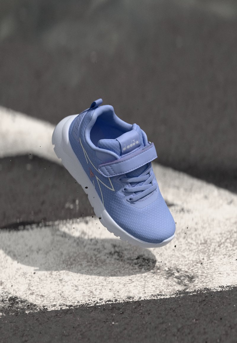 Adidașs de un albastru deschis, cu parte superioară din plasă, talpă albă, închidere cu șireturi și curea Velcro, având un logo și accente contrastante.