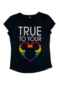 Svart t-shirt med kort ärm som har vit text "TRUE TO YOUR" ovanför ett regnbågsfärgat hjärta med en Mickey Mouse-silhuett. Tillverkad av bomull.