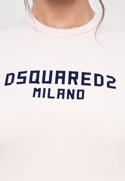 Helles rosa Baumwoll-T-Shirt mit rundem Ausschnitt und dunkelblauer gestickter Schrift "DSQUARED2 MILANO" in fetter Schriftart.
