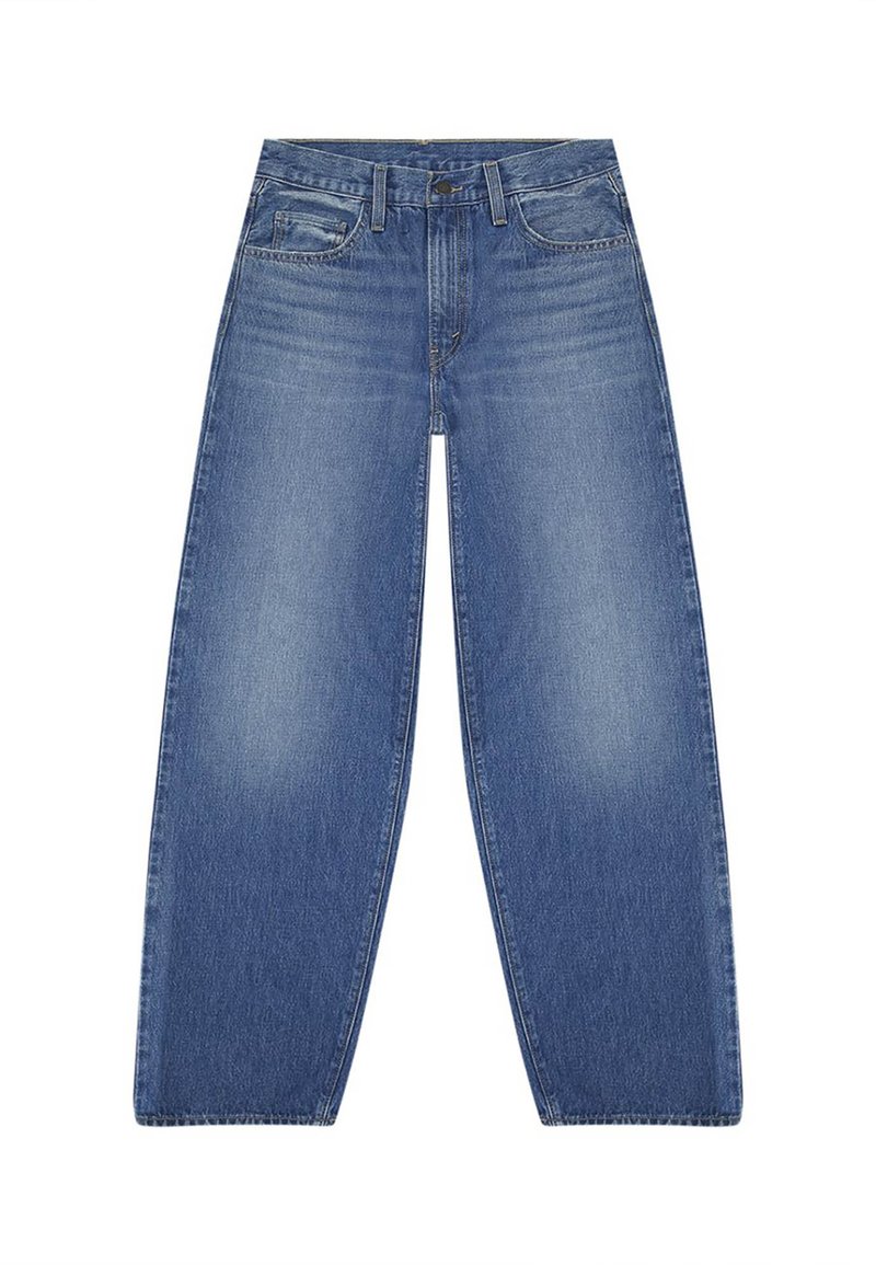 Jeans azzurri chiari a gamba larga con una classica texture denim, design a cinque tasche e chiusura frontale con bottone. Accenti strappati sul tessuto.