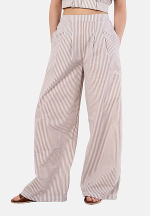 Pantaloni a gamba larga in tessuto leggero con righe verticali beige e bianche, dotati di profonde pieghe frontali e tasche laterali.