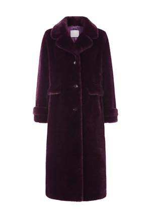 Cappotto in pelliccia sintetica di un profondo bordeaux. Caratterizzato da un colletto a vista, chiusura frontale con bottoni e tasche laterali. Texture morbida e design lunghezza al ginocchio.