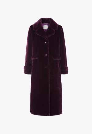 Cappotto in pelliccia sintetica di un profondo bordeaux. Caratterizzato da un colletto a vista, chiusura frontale con bottoni e tasche laterali. Texture morbida e design lunghezza al ginocchio.