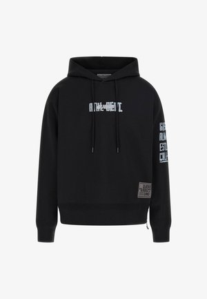Fekete kapucnis pulóver elülső grafikus szöveggel, bordázott mandzsettákkal és hem. Oldalsó cipzárral és anyagcímkével a alsó hemén.