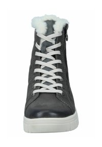 Šedé kožené vysoké tenisky s bílým umělým kožíškem, bílými šněrováním, boční zip a texturovanou gumovou podrážkou. Hladký a matný povrch.