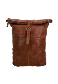 Zaino in pelle marrone con parte superiore a ribaltina, chiusura con zip e una cintura centrale con fibbia. Texture liscia con cuciture e cuciture in contrasto.