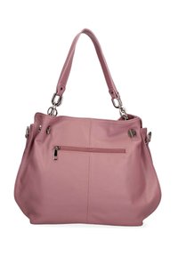 Różowa skórzana torebka z odczepianym paskiem na ramię, o zaokrąglonym kształcie, z zasuwaną kieszonką z przodu oraz srebrnymi detalami.