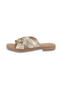 Sandal in metallo dorato con cinturino anteriore annodato, suola in pelle liscia e cuciture a vista. Design aperto, tacco piatto, stile minimalista.