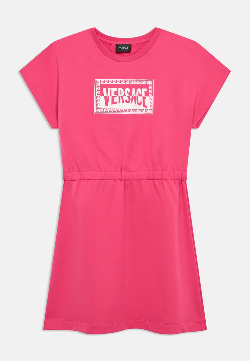 Ροζ βαμβακερό φόρεμα με κοντά μανίκια, με ελαστική μέση και λευκό λογότυπο Versace εντός ορθογώνιου πλαισίου.