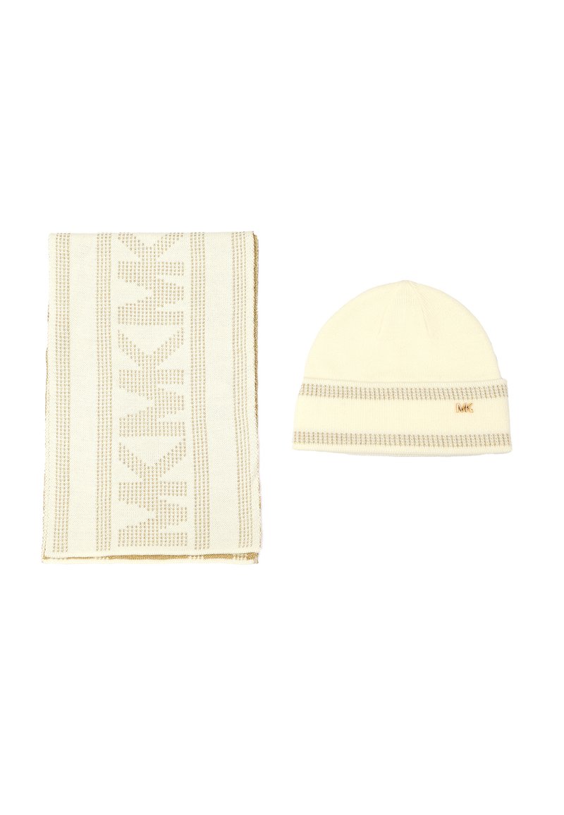 Sciarpa lavorata a maglia color crema con righe decorate e berretto abbinato. Entrambi presentano un sottile accento dorato e un dettaglio con il logo sul cappello.