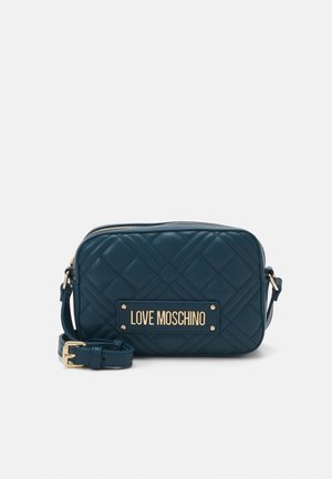 Malá tmavě šedomodrá prošívaná crossbody taška se zlatou sponou a plaketou s nápisem "LOVE MOSCHINO" na přední straně.
