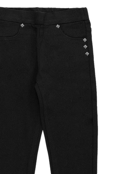 Leggings neri realizzati in morbido tessuto con design a 5 tasche, dotati di accenti metallici decorativi vicino alle tasche anteriori e cuciture laterali.