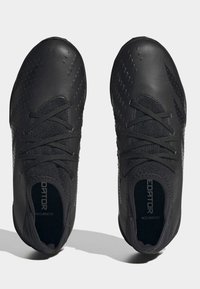 Botas de fútbol negras con parte superior sintética texturizada, cordones y logotipo de la marca. Diseño de perfil bajo con un ajuste ceñido para una mejor tracción.