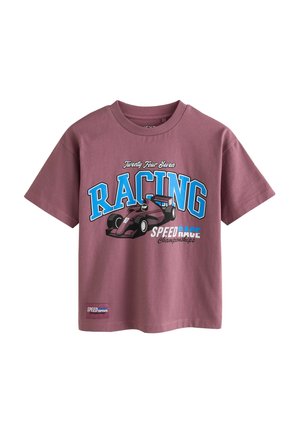 Krótka koszulka w kolorze mauve z niebieskim napisem "RACING" i bordowym motywem wyścigowego samochodu z przodu.