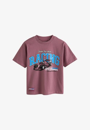 Krótka koszulka w kolorze mauve z niebieskim napisem "RACING" i bordowym motywem wyścigowego samochodu z przodu.