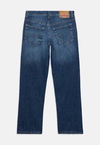 Σκούρο μπλε τζιν με ευθεία γραμμή στα πόδια, διαθέτει δύο πίσω τσέπες και δερμάτινο λογότυπο στη μέση.