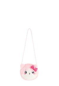 Piccola borsa a tracolla in peluche rosa con la faccia di un gatto, occhi neri, guance rosa e un fiocco rosa su un orecchio.