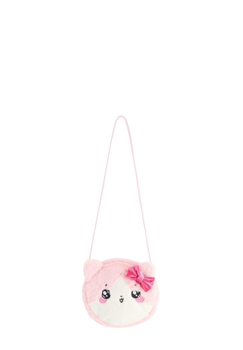 Piccola borsa a tracolla in peluche rosa con la faccia di un gatto, occhi neri, guance rosa e un fiocco rosa su un orecchio.