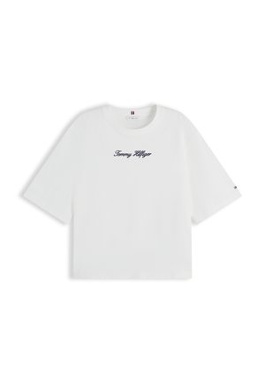 Λευκό κοντομάνικο cropped τοπ με κεντημένο το λογότυπο "Tommy Hilfiger" σε μπλε ναυτικό γράμμα στο στήθος και μικρό λογότυπο στο αριστερό μανίκι.