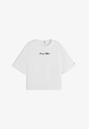 Biele krátke tričko s krátkym rukávom a výšivkou "Tommy Hilfiger" v námorníckej modrej písme na hrudi a malým logom na ľavom rukáve.