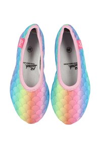 Ein Paar bunte Slip-on-Wasserschuhe mit einem pastellfarbenen Regenbogen-Schuppenmuster und pinkem elastischem Rand, Größe 29, von oben betrachtet.