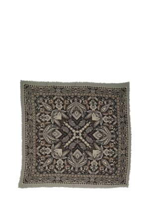 Quadratisch gemusterter Stoff in dunklen Tönen mit floralen Designs. Eingefasst mit einem Fransenrand, komplizierten Randdetails und einer weichen Textur.
