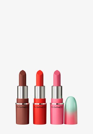 Drie MAC lipsticks: donkere bruintint, heldere rode tint en zachte roze tint. Zilver metallic buizen met een groene gradientdop op de roze lipstick.